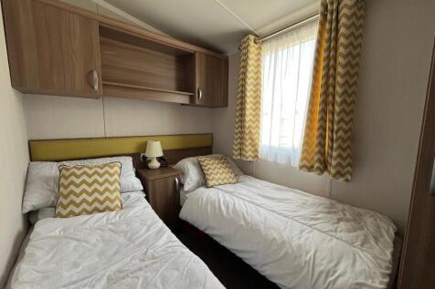 Twin bedroom
