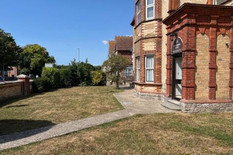 Comm. front garden