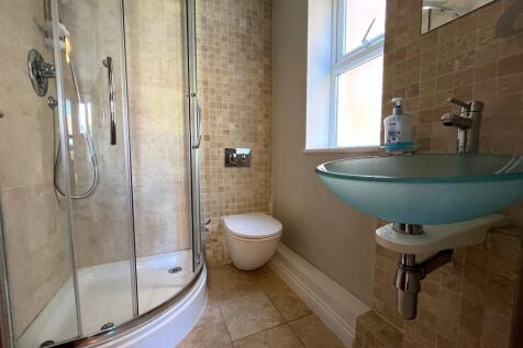 En-suite (bed 1)