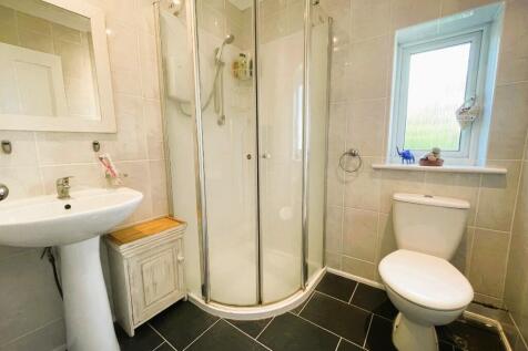 En-suite (bed 1)