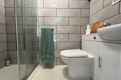 En-suite (bed 1)