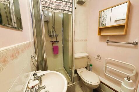 En-suite (bed 1)