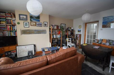 Living Room (1).JPG