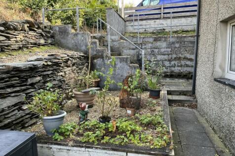 Raised plant to front Patio.JPEG