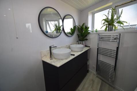 Bathroom 2.JPG