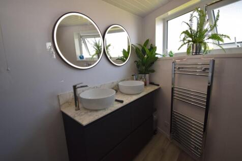 Bathroom .JPG