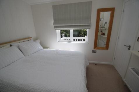 Bedroom 1 (2).JPG