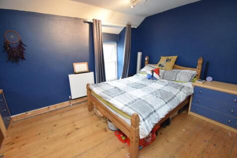Bedroom 1 (2).JPG