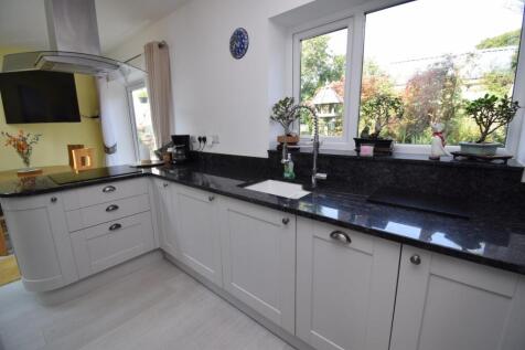 Kitchen (2).JPG