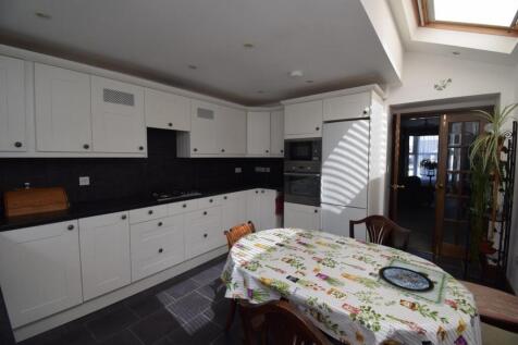 Kitchen (2).JPG