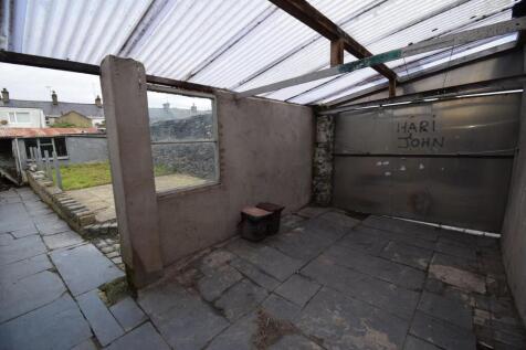 Covered Patio Area.JPG