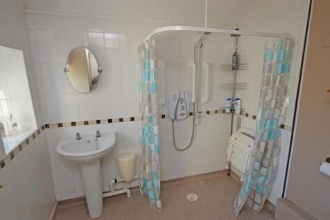 GF Shower Room.JPG