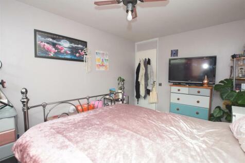Bedroom 1 V2.JPG