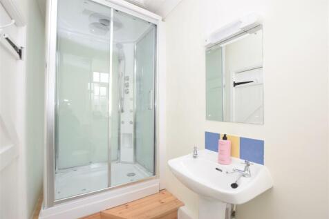 Bed 2 En Suite.JPG