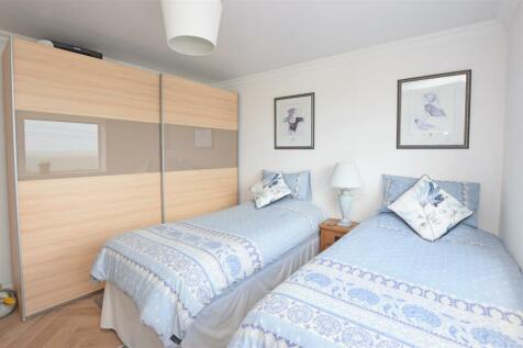 Bedroom 1 V2.JPG