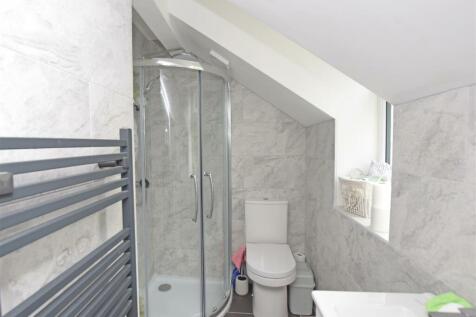 Bed 1 En Suite.JPG
