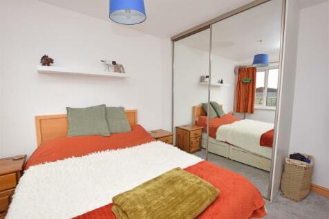 Bedroom 1 V2.JPG