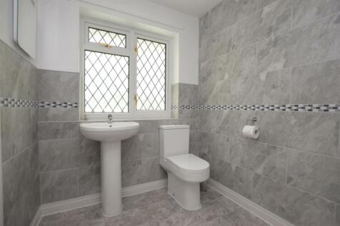En Suite Bed 1.JPG