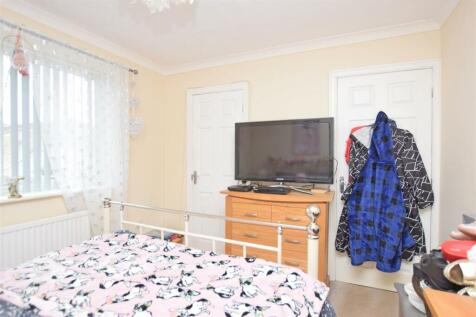 Bedroom 1 V2.JPG