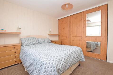 Bedroom 1 V2.JPG