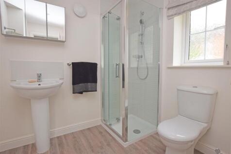 Bed 2 En Suite.JPG