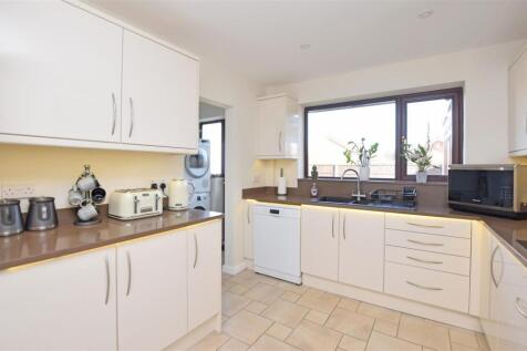 Kitchen V4.JPG