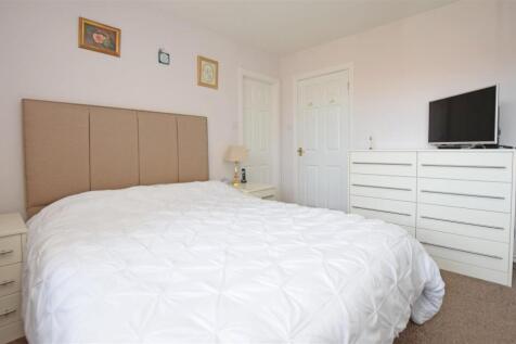 Bedroom 1 V2.JPG