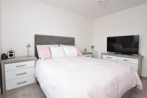 Bedroom 1 V3.JPG