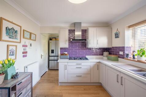 Kitchen V2.jpg