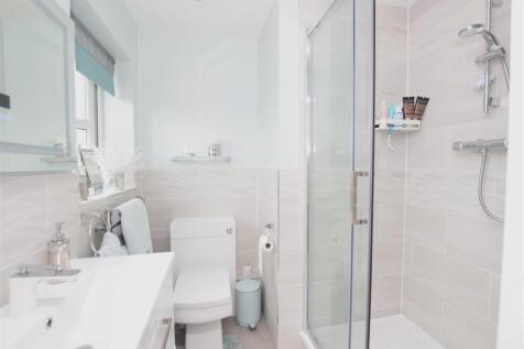 Bed 1 En Suite.JPG