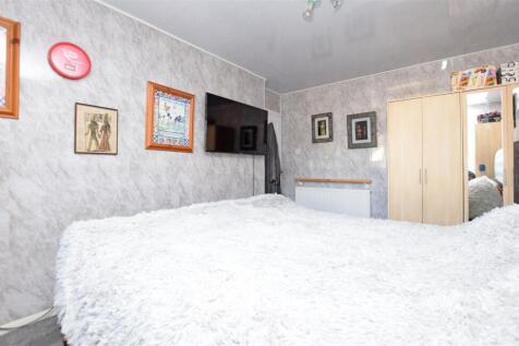 Bedroom 1 V2.JPG