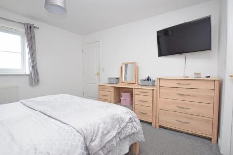 Bedroom 1 V2.JPG