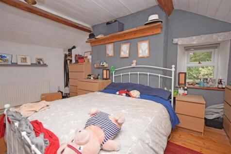 Bedroom 1 V2.JPG