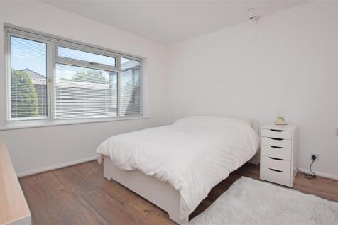 Bedroom 1 V2.JPG