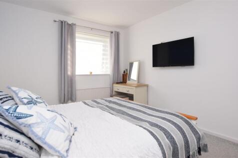 Bedroom 1 V2.JPG