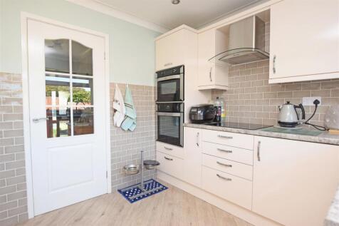 Kitchen V2.jpg