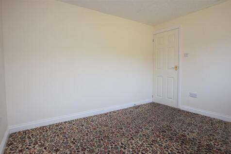 Bedroom 1 V2.JPG