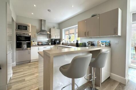 Kitchen Bbar.JPG