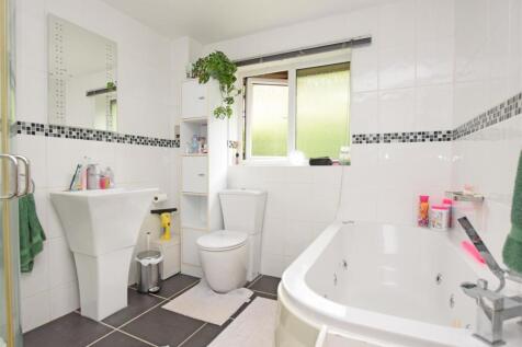 Bedroom 1 En Suite.JPG