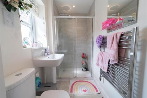 Bed 2 En Suite.jpg