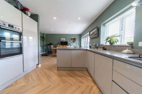Kitchen V2.jpg