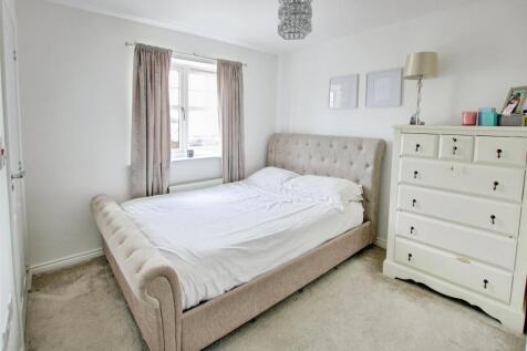 Bedroom )ne