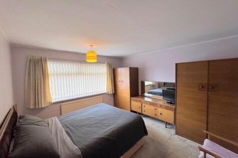 BEDROOM ( FRONT)