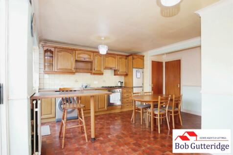 L SHAPED FITTED KITCHEN/DINING ROOM