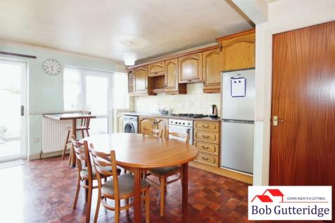 L SHAPED FITTED KITCHEN/DINING ROOM