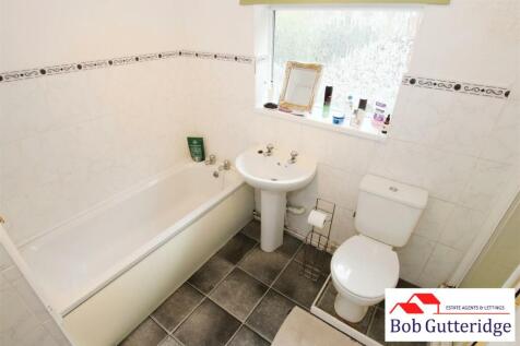 FIRST FLOOR FAMILY BATHROOM
