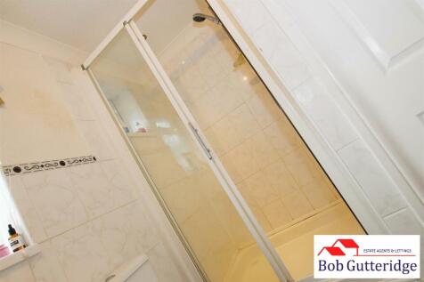 FIRST FLOOR FAMILY BATHROOM