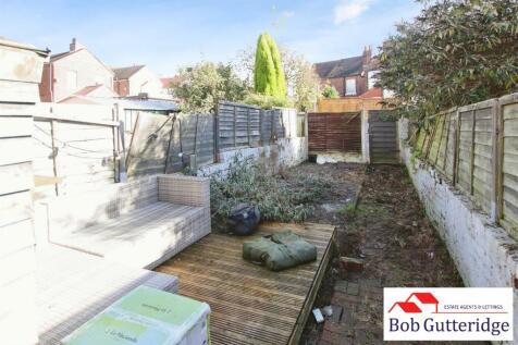 ENCLOSED REAR YARD / GARDEN