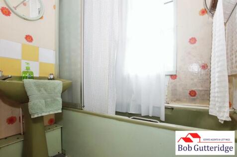 FIRST FLOOR BATHROOM