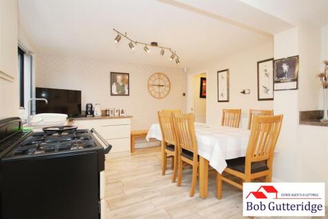 OPEN PLAN FITTED KITCHEN/DINING ROOM